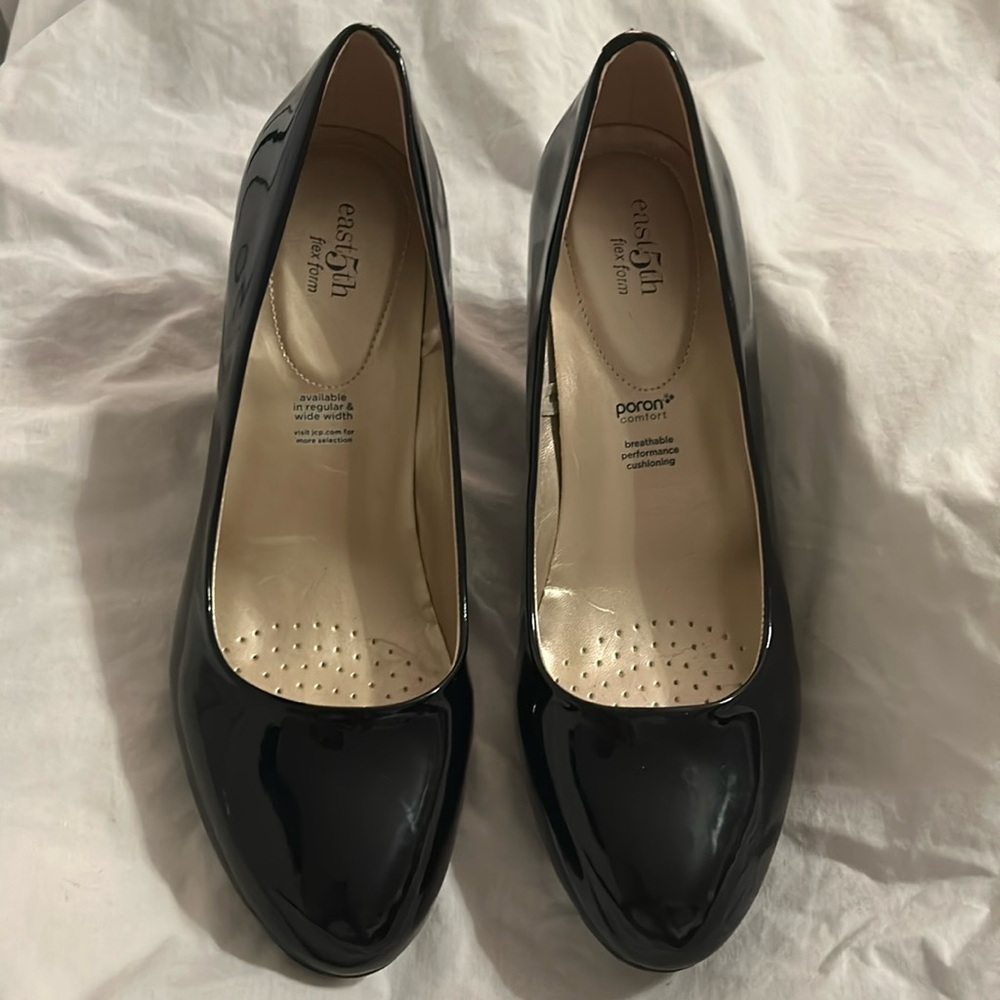 East 5th flex form black vegan leather classic heels Sz 10